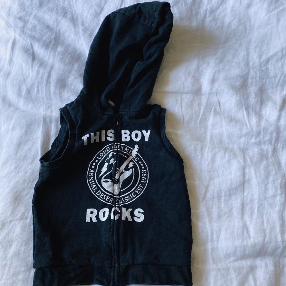 Sleeveless black H&M sweatshirt